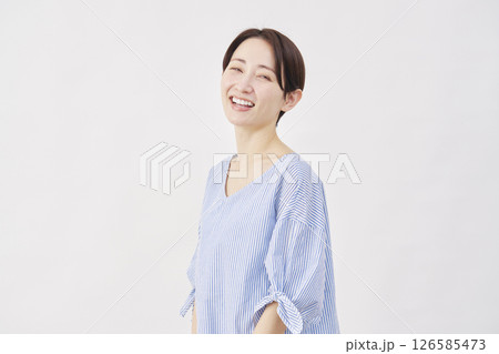 女性 40代 ポートレート カメラ目線 白背景 女性 40代 ポートレート カメラ目線 白背景 126585473