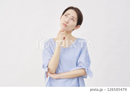 女性　悩む　白背景 126585479