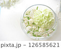 ガラスのフラワーベースに浮かべた白い花 126585621