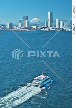 冬 ベイブリッジから望む横浜港 みなとみらいに向かう観光船 126585642