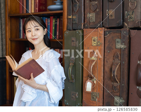 本を読む女性のポートレート 126585830