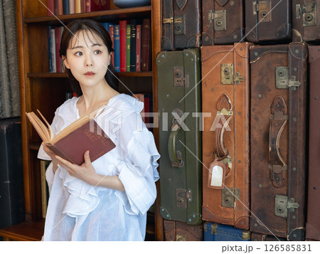 本を読む女性のポートレート 126585831