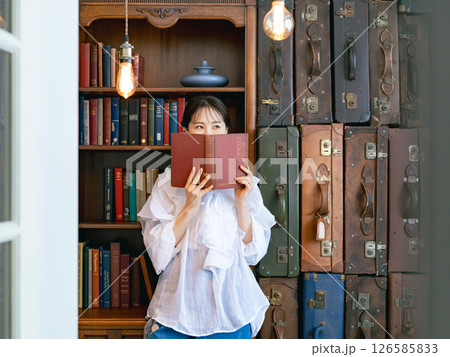 本を読む女性のポートレート 126585833