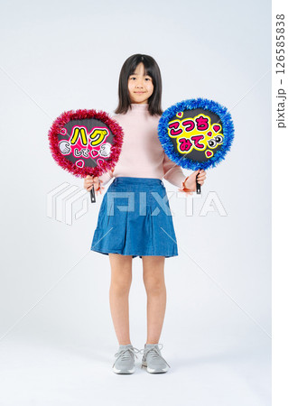 推し活うちわを持つ女の子の全身写真 推し活うちわを持つ女の子の全身写真 126585838