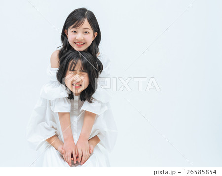仲良し姉妹のポートレート 仲良し姉妹のポートレート 126585854