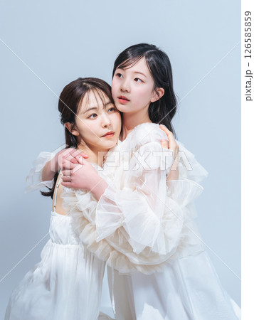 寄り添う母娘のポートレート 寄り添う母娘のポートレート 126585859