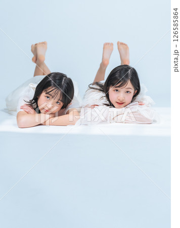 仲良し姉妹のポートレート 仲良し姉妹のポートレート 126585864