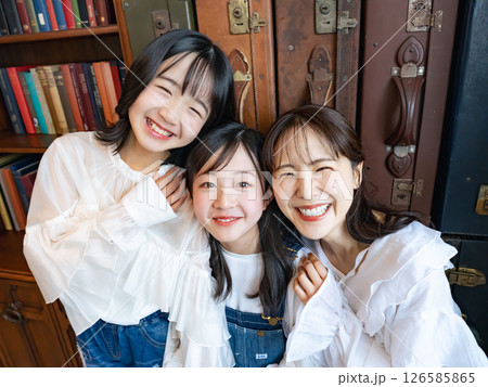 寄り添う母娘のポートレート 126585865