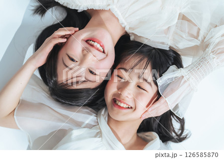 寄り添う姉妹のポートレート 126585870