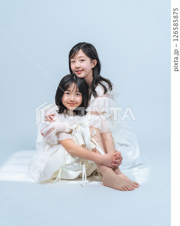 仲良し姉妹のポートレート 仲良し姉妹のポートレート 126585875