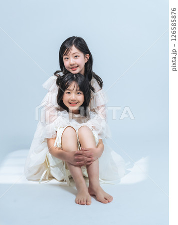 仲良し姉妹のポートレート 仲良し姉妹のポートレート 126585876