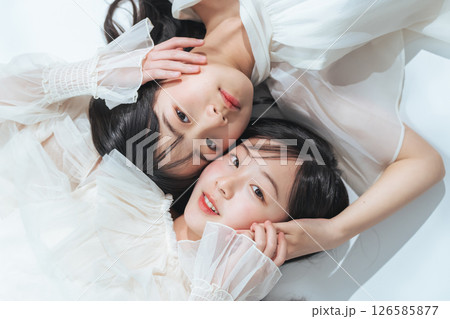 寄り添う姉妹のポートレート 寄り添う姉妹のポートレート 126585877