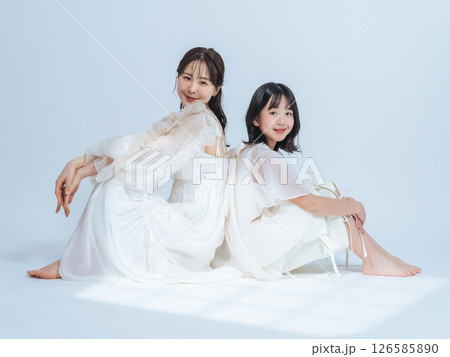 寄り添う母娘のポートレート 寄り添う母娘のポートレート 126585890