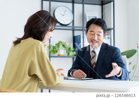 ミドルの女性に営業するプランナー ミドルの女性に営業するプランナー 126586013