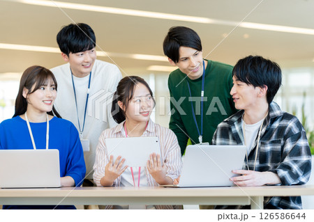 オフィスで働く若いエンジニア　撮影協力：学校法人電波学園　東京電子専門学校 126586644