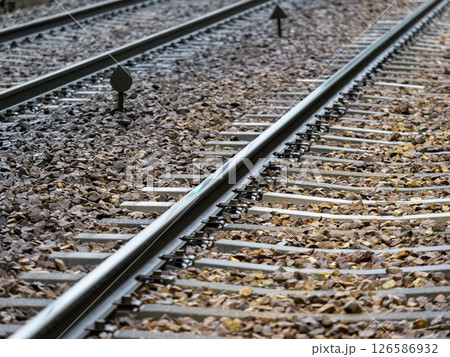 雨に濡れた鉄道の線路 雨に濡れた鉄道の線路 126586932