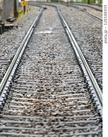 雨に濡れた鉄道の線路 126586935