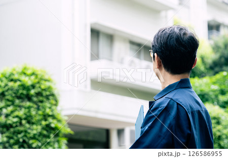 屋外で設備を点検する中高年男性 126586955