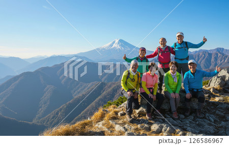 元気なシニアの登山 126586967