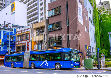 日本の横浜都市景観 5月。中華街入口バス停留所のヨコハマベイサイドブルーなどを望む＝22日 126587569