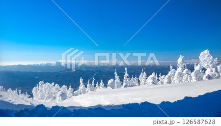 樹氷原コースと遠くの山並みのパノラマ (山形県、蔵王温泉スキー場) 樹氷原コースと遠くの山並みのパノラマ (山形県、蔵王温泉スキー場) 126587628