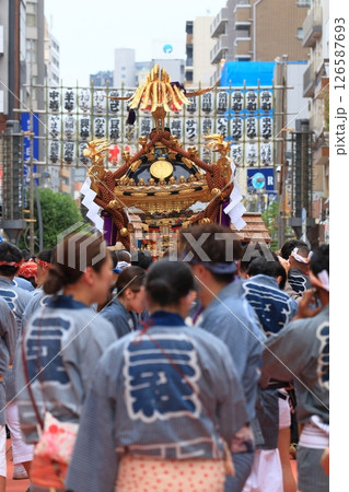 三社祭の神輿に担ぎ手 祭半纏を着た三社祭の参加者 三社祭の神輿に担ぎ手 祭半纏を着た三社祭の参加者 126587693