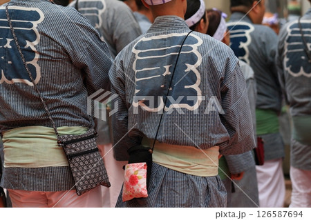 三社祭の神輿に担ぎ手 祭半纏を着た三社祭の参加者 三社祭の神輿に担ぎ手 祭半纏を着た三社祭の参加者 126587694