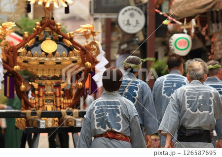 三社祭の神輿に担ぎ手　祭半纏を着た三社祭の参加者 126587695