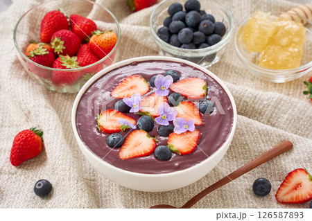苺とブルーベリーをトッピングしたアサイーボウル 苺とブルーベリーをトッピングしたアサイーボウル 126587893