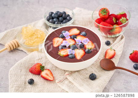 苺とブルーベリーをトッピングしたアサイーボウル 126587898