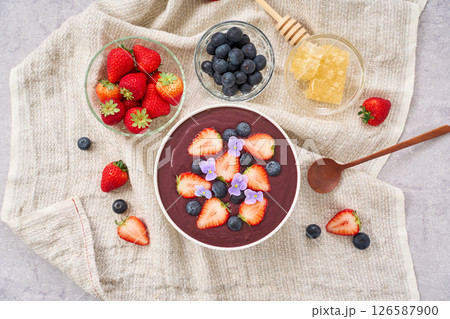 苺とブルーベリーをトッピングしたアサイーボウル 苺とブルーベリーをトッピングしたアサイーボウル 126587900