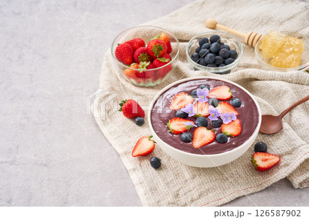 苺とブルーベリーをトッピングしたアサイーボウル 126587902