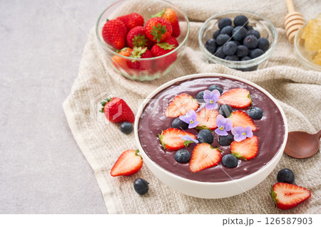 苺とブルーベリーをトッピングしたアサイーボウル 苺とブルーベリーをトッピングしたアサイーボウル 126587903