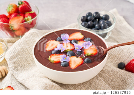 苺とブルーベリーをトッピングしたアサイーボウル 苺とブルーベリーをトッピングしたアサイーボウル 126587916