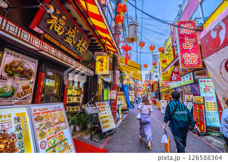 日本の横浜都市景観5月。横浜中華街・市場通り。いつもと変わらない赤提灯や占い…などが出迎えてくれる 126588364