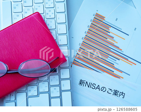 テーブルに置かれたグラフとキーボードとメガネと書類と手帳 テーブルに置かれたグラフとキーボードとメガネと書類と手帳 126588605