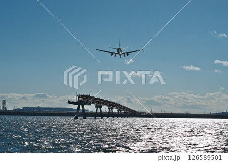 冬 快晴の城南島海浜公園から望む羽田空港B滑走路に着陸する旅客機 126589501