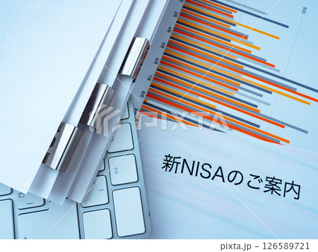 テーブルに置かれたグラフと書類とキーボード 126589721