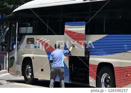 大きな荷物を積み込んで出発準備をする高速バス 大きな荷物を積み込んで出発準備をする高速バス 126590257