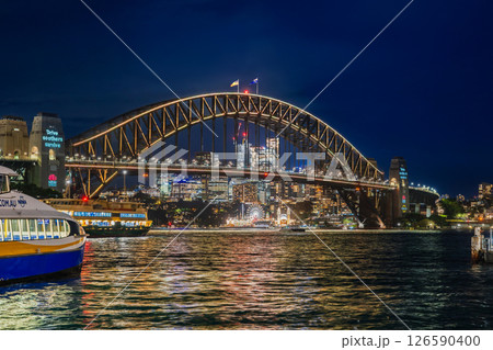 シドニー ライトアップされたハーバーブリッジ シドニー ライトアップされたハーバーブリッジ 126590400