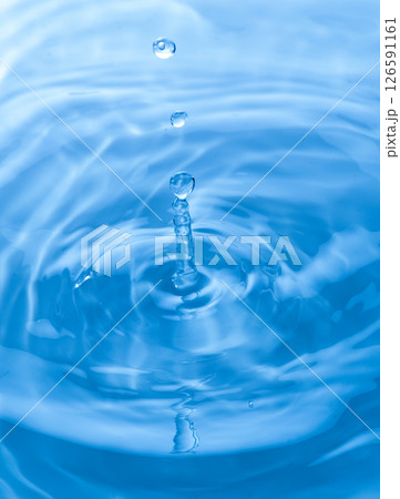 水しぶきのアクションショット 126591161