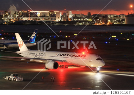 夜の羽田空港 夜間飛行に向かう旅客機 夜の羽田空港 夜間飛行に向かう旅客機 126591167