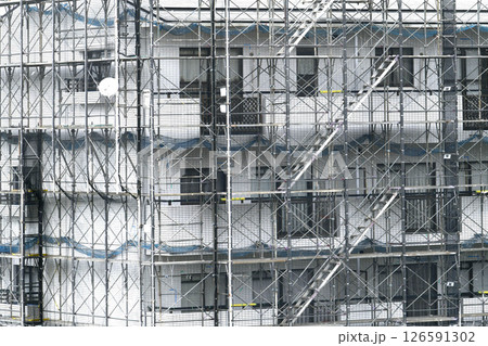 日本の横浜都市景観　マンションの補修や点検等、足場や防護ネットなど。ネットの外に衛星アンテナが… 126591302
