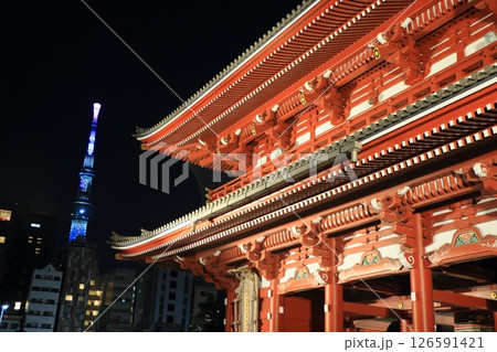 ライトアップされた浅草寺宝蔵門と東京スカイツリー 東京の観光地 ライトアップされた浅草寺宝蔵門と東京スカイツリー 東京の観光地 126591421