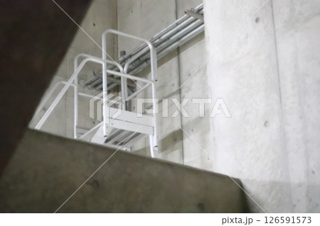 工場の屋外の非常階段 工場の屋外の非常階段 126591573