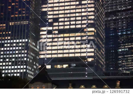 ライトアップされた高層ビル 126591732