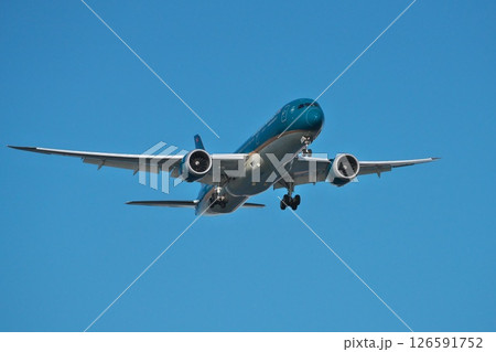 冬 快晴の城南島海浜公園から望む羽田空港に着陸体制に入った外国旅客機 冬 快晴の城南島海浜公園から望む羽田空港に着陸体制に入った外国旅客機 126591752