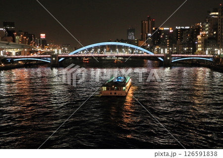 ライトアップされた吾妻橋と駒形橋 隅田川のライトアップされた橋と夜景 ライトアップされた吾妻橋と駒形橋 隅田川のライトアップされた橋と夜景 126591838