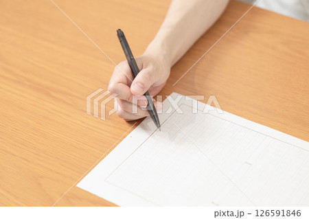 原稿用紙とペンを持つ女性のイメージ　(写真素材) 126591846