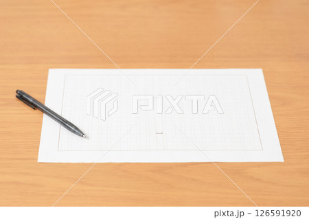 原稿用紙とペンのイメージ　(写真素材) 126591920
